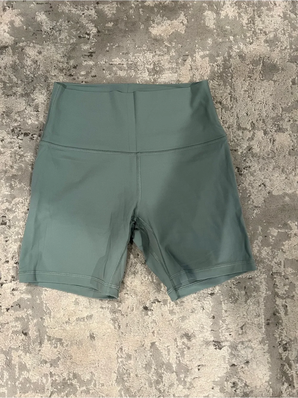 EUC lululemon align shorts 6” HR size 8